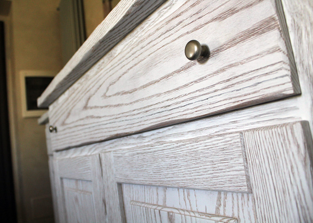 cassettiera in legno artigianale dettaglio finiture