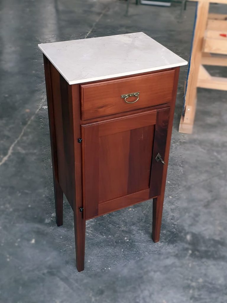 comodino artigianale con cassetto, anta e top in marmo