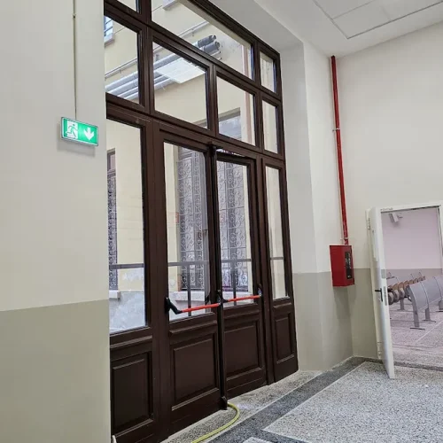 portoncino in vetro e legno a palazzo venturi, restauro storico