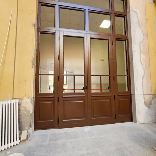 portoncino in vetro e legno a palazzo venturi, restauro storico