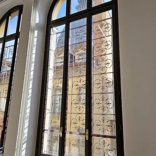 finestra in legno a palazzo venturi, restauro storico