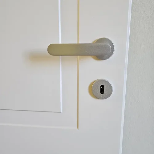 dettaglio maniglia porta interna bianca FerreroLegno