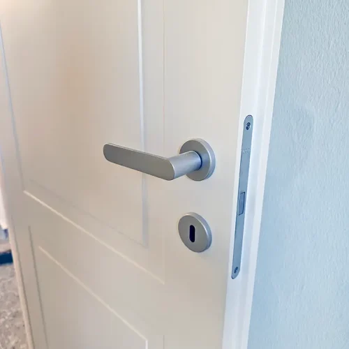 dettaglio maniglia porta interna bianca FerreroLegno