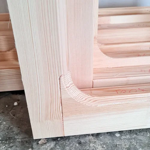 Serramento in legno a tutto tondo in produzione