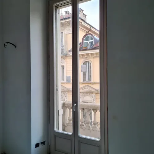 Serramento in legno a tutto tondo posa in opera